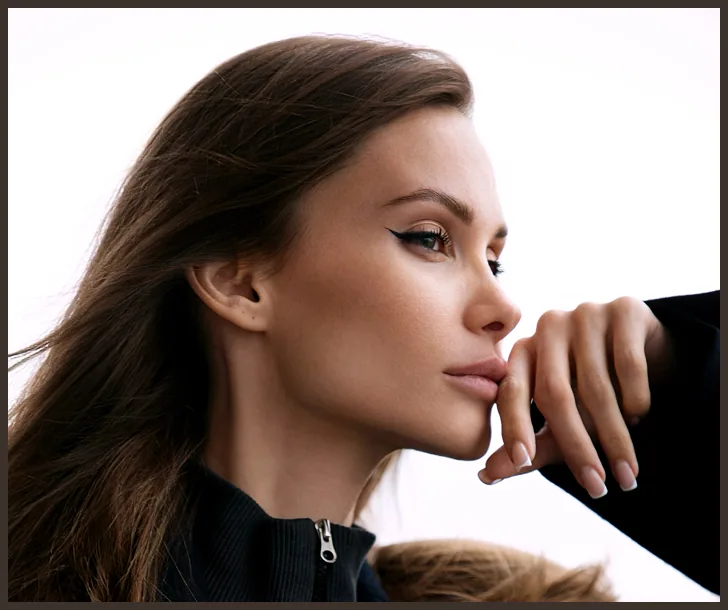 Наталья в чёрной куртке, взгляд вполоборота